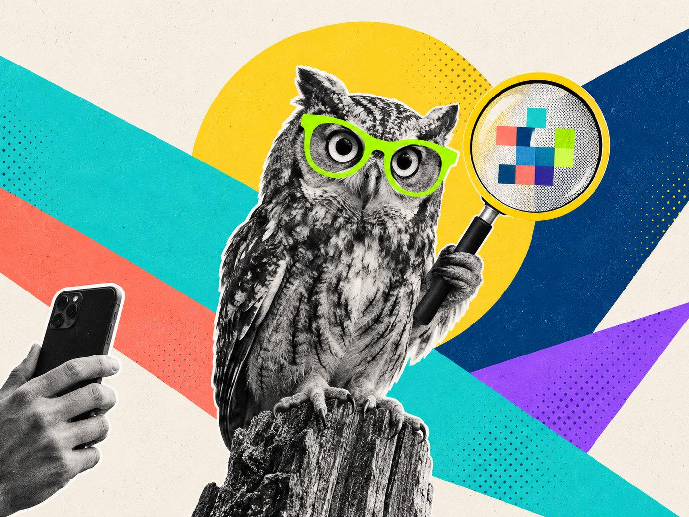 Un hibou à lunettes vertes examine des pixels à la loupe, à côté d’une main qui tient un téléphone.